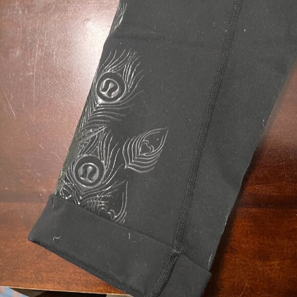 Lululemon Acro Peacock Capri Leggings Silicone Feather Print on Bottom Size 4 - Picture 2 of 4